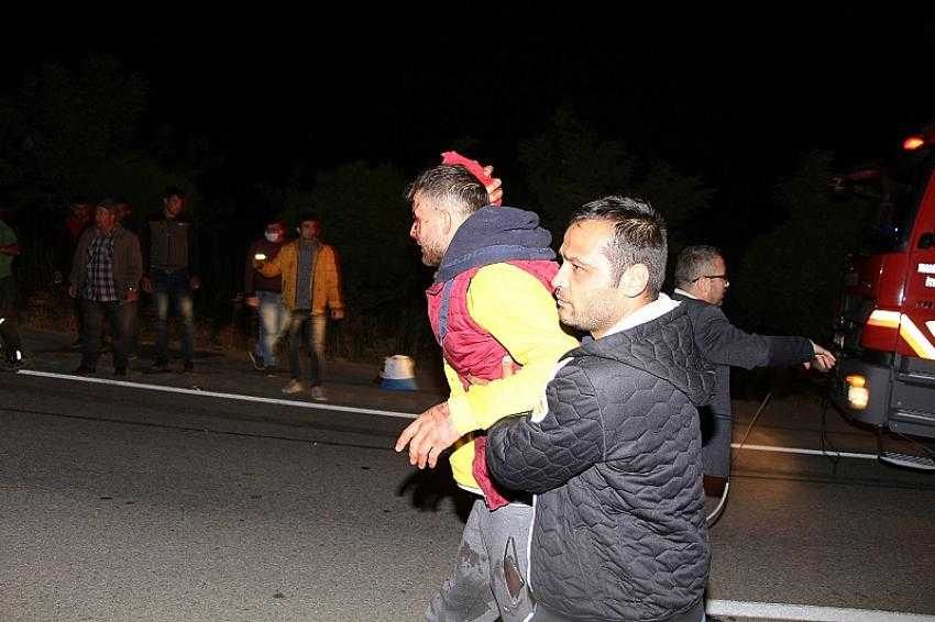 Fren körüğü patlayan TIR kazaya sebep oldu: 2’si ağır 4 yaralı