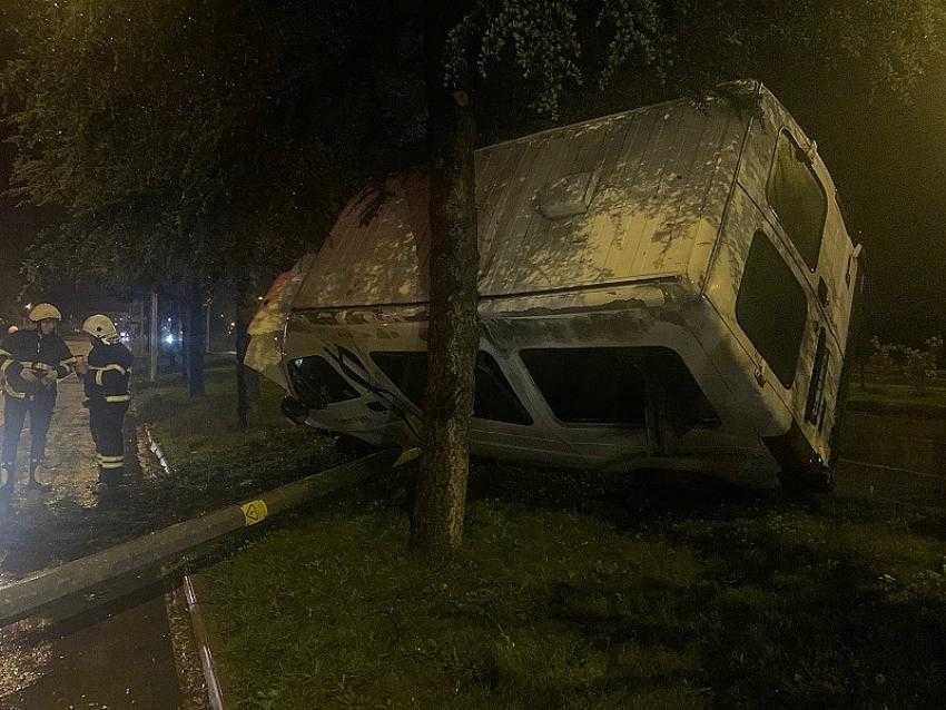 Isparta’da işçi minibüsü yan yattı,  5 kişi yara almadan kurtuldu