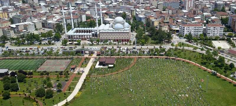 Bursa’nın en büyük parkında cuma namazında insan seli