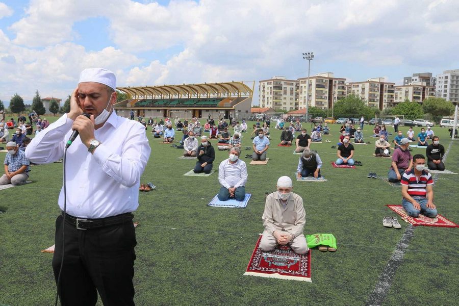 74 gün sonra camilerde ilk namaz