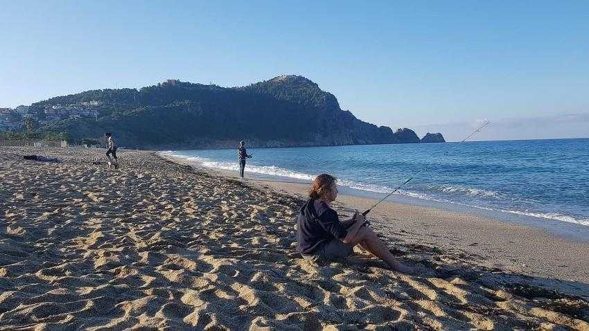 Alanya’da sabahın ilk ışıklarında sahile akın ettiler