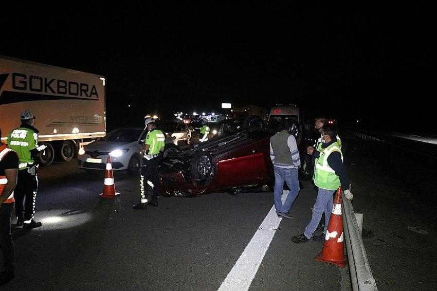 TEM’de bariyerlere çarpan otomobil takla attı: 5 yaralı