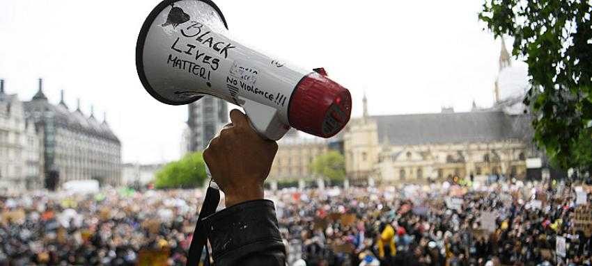 İngiltere’de binlerce kişi Floyd cinayetini protesto etti