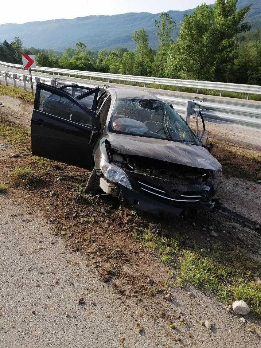 Otomobil kontrolden çıkıp bariyerlere çarptı: 3 yaralı