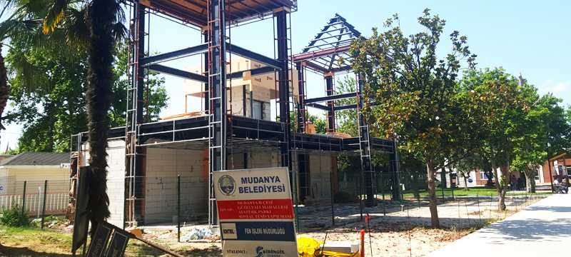 Mudanya Belediyesi kaçak yaptığı binayı yıkıyor...