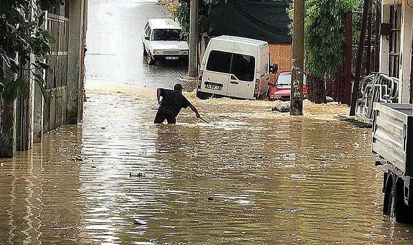 Dereler taştı, evleri su bastı...