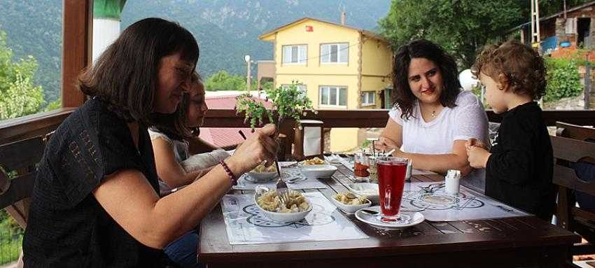 Öğle yemeğine Çalıkuşu Feride’nin köyüne gidiyorlar...