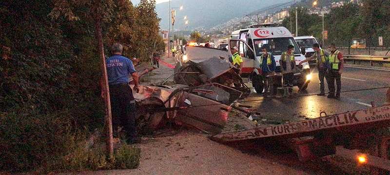 Bursa’da can pazarı! Otomobil ikiye bölündü...