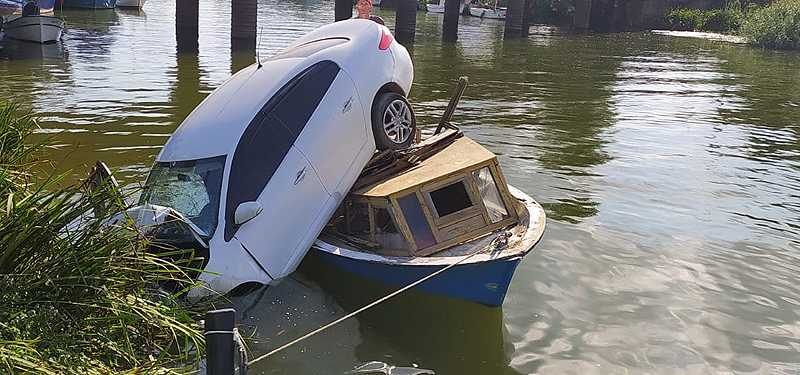 Otomobil teknenin üzerine uçtu