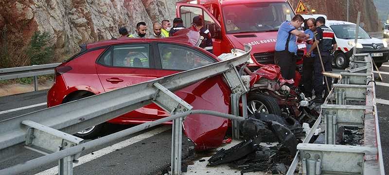 Otomobil bariyerlere saplandı, kız kardeşleri ölüm ayırdı