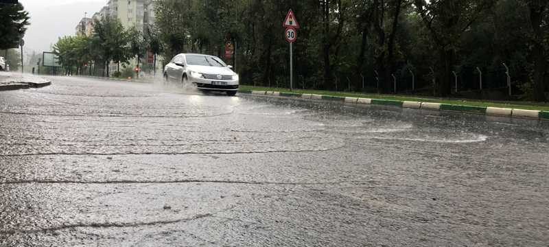 Bursa’da sağanak yağış hayatı olumsuz etkiledi