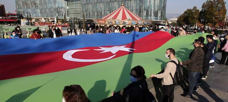 Bursa’da Azerbaycan zaferi dev bayrakla kutlandı