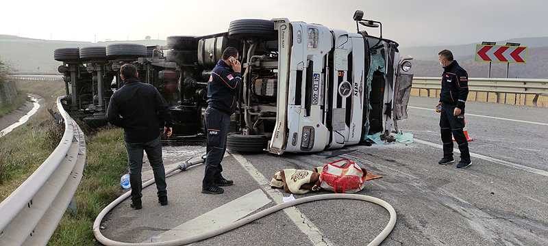 Asit yüklü tanker devrildi