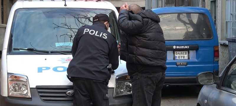 Bursa’da koronavirüsü hiçe sayıp kahvehanesini açtı...