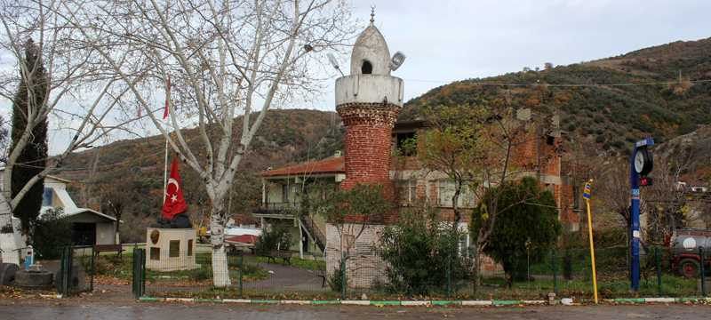 Köy meydanındaki camisiz minare büyük ilgi çekiyor