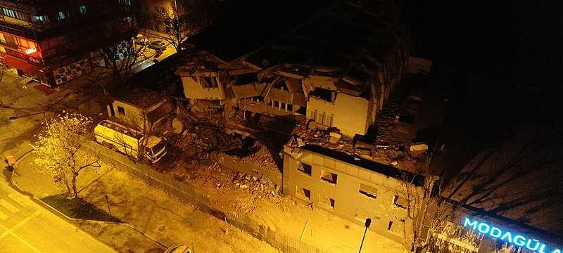 Bursa’da 6 katlı Eski Emniyet Müdürlüğü binası böyle yıkıldı