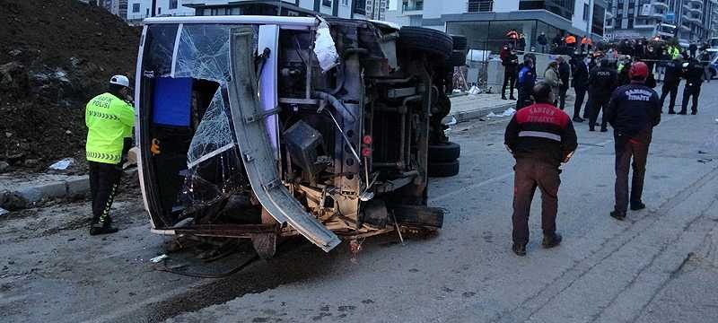 Belediye işçi servisi devrildi: 2 ölü, 23 yaralı