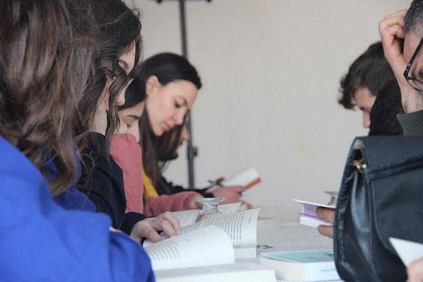 Telefonu bırakıp kitap okuyana, okuduğu kitap hediye