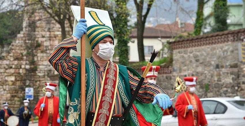 Mehter fetih için yürüdü ve çaldı, evde kalanlar camlara çıktı