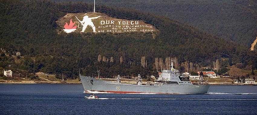 Rus savaş gemisi Çanakkale Boğazı’ndan geçti