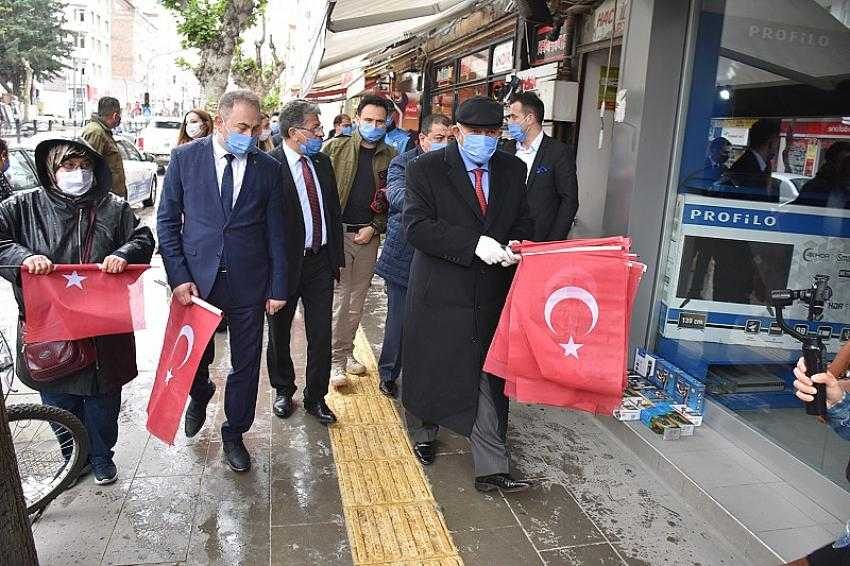 Amasya Belediye Başkanı Sarı, esnaf ve vatandaşlara Türk bayrağı dağıttı