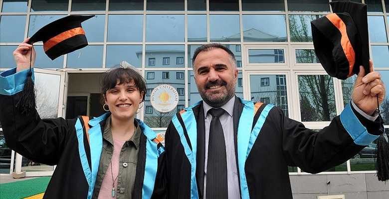 Baba 47 kızı 22 yaşında aynı üniversiteden mezun oldu