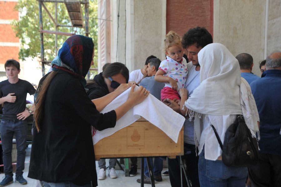 Babası tarafından bıçaklanarak ölen genç toprağa verildi