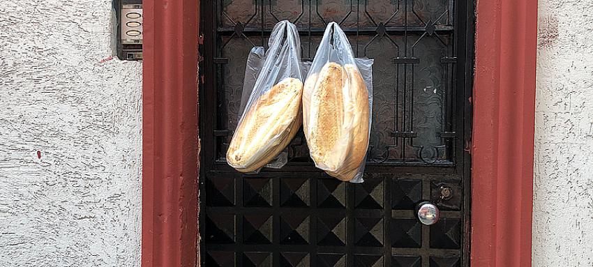 Sokak sokak gezip vatandaşları sıcak ekmekle buluşturdular