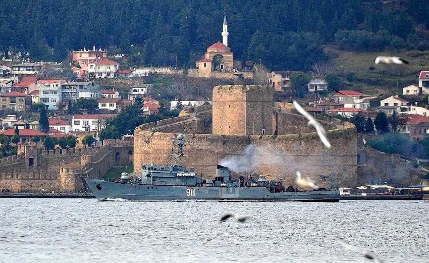 Rus askeri gemileri Çanakkale Boğazı