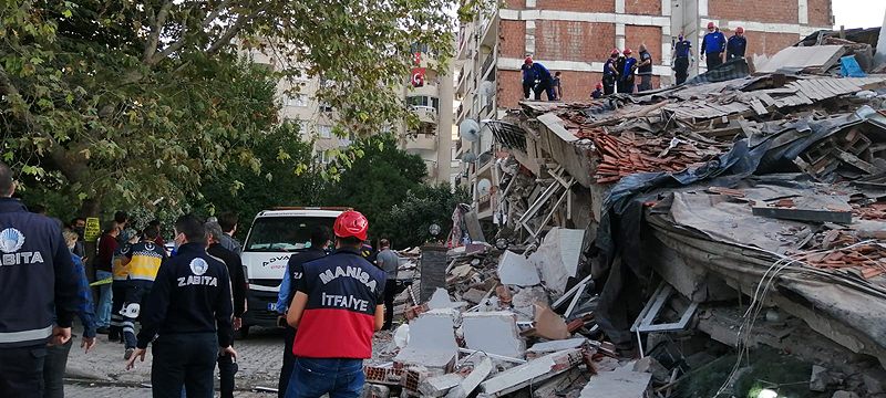 Depremde yıkılan binadan 7 kişi kurtarıldı