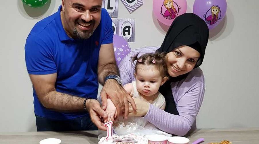 17 yıl bebek bekleyen çift kızlarının 1. yaşını kutluyor