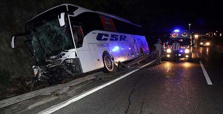 Yolcu otobüsü traktörle çarpıştı: 1 ölü, 12 yaralı