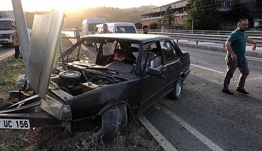 Elektrik direğine çarpan TOFAŞ otomobil kullanılamaz hale geldi