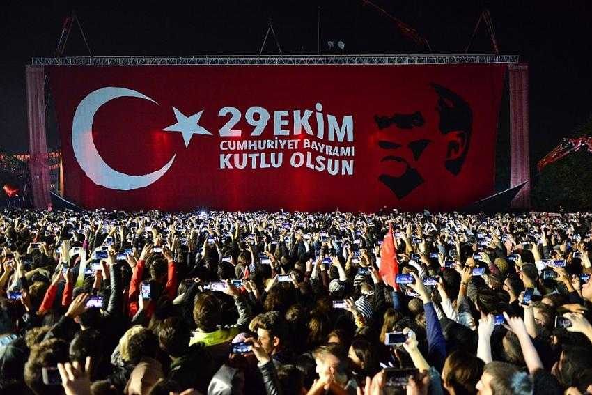 1923 kadın 20 milyon ilmekle Türk bayrağı ördü