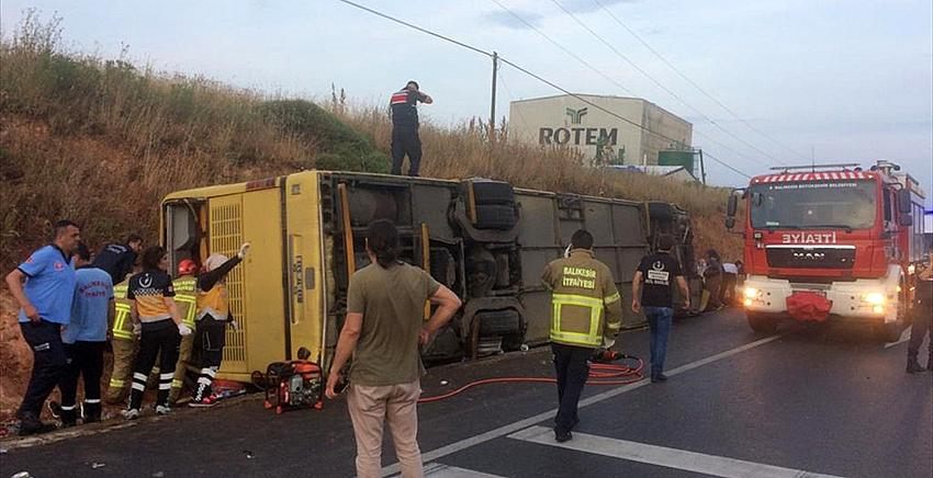 Tur otobüsü ile otomobil çarpıştı: 4 ölü, 48 yaralı