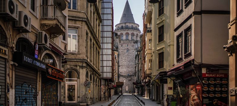 1500 yıllık Galata Kulesi yalnız kaldı