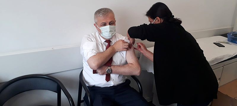 Bursa İl Sağlık Müdürü aşı için gönüllü oldu