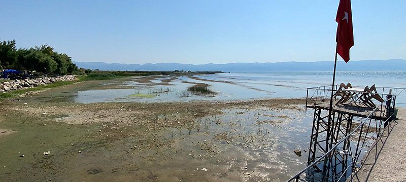 İznik Gölü’nde korkutan çekilme... İskele var su yok