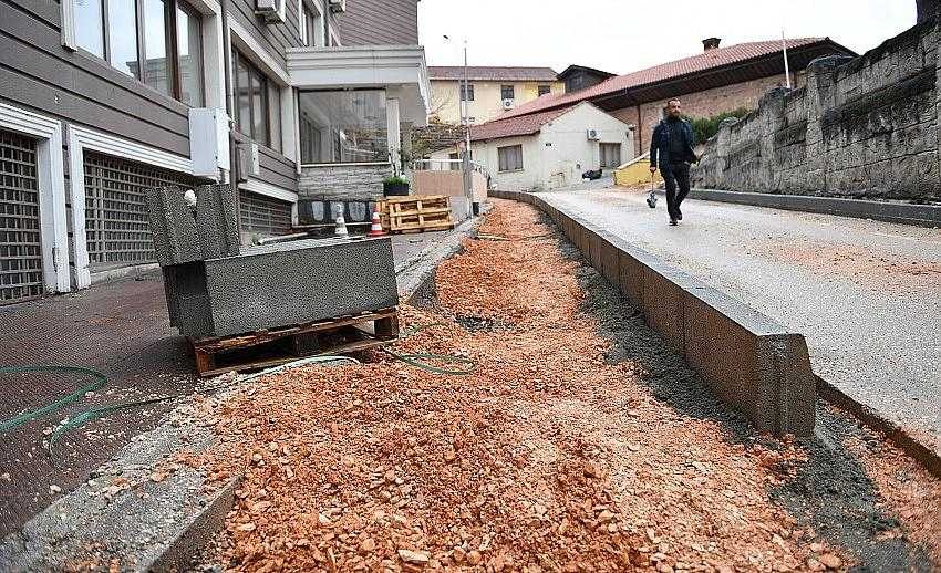 Çekirgeliler geniş kaldırımlarda yürüyecek