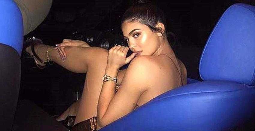 Kylie Jenner markası için çırılçıplak soyundu