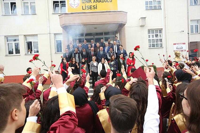 Lise öğrencilerinden öğretmenlerine sürpriz kutlama