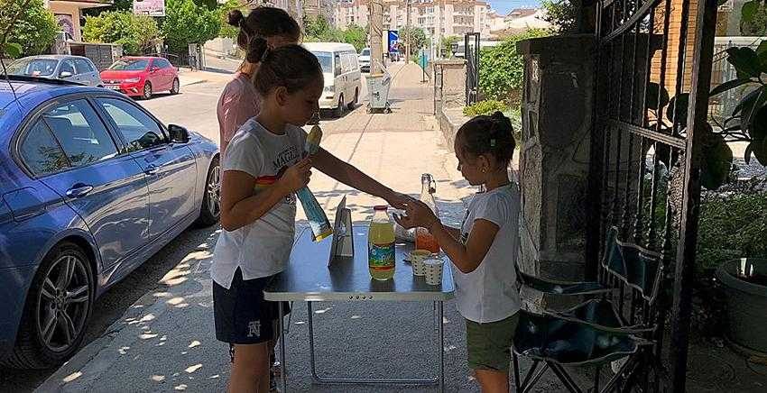 Limonata satarak can dostlara destek oldu 