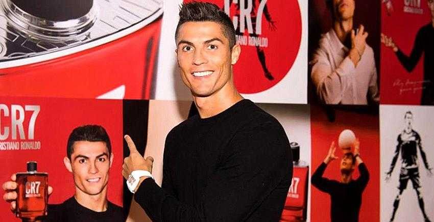 Yıldız futbolcu Cristiano Ronaldo kaslarıyla şov yaptı