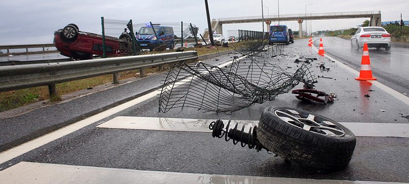 Otomobilin takla attığı karayolu savaş alanına döndü