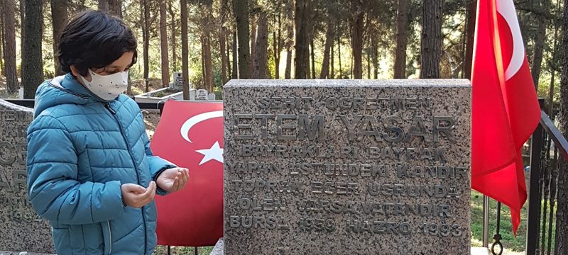 Şehit öğretmen mezarı başında anıldı