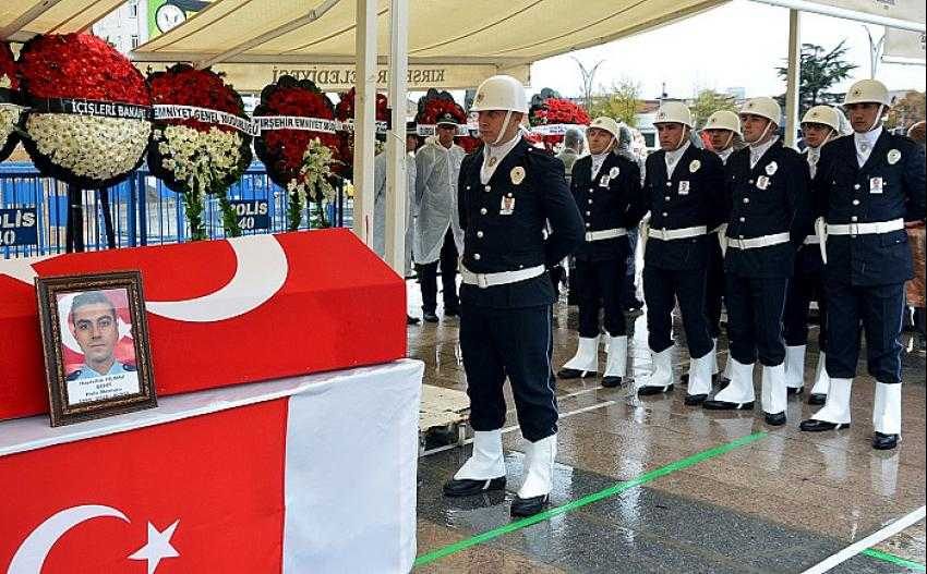 Organlarıyla hayat veren şehit polis memuru toprağa verildi