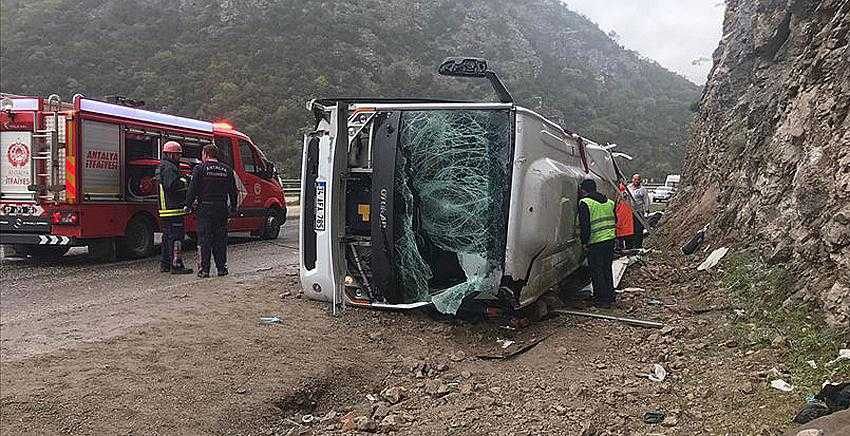 Yolcu otobüsü devrildi: 3 ölü, 17 yaralı