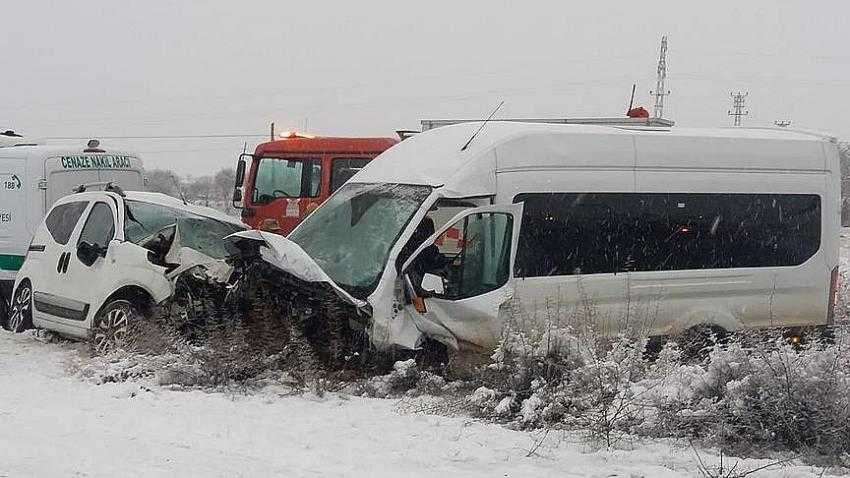 Yolcu minibüsüyle hafif ticari araç çarpıştı: 2 ölü, 16 yaralı