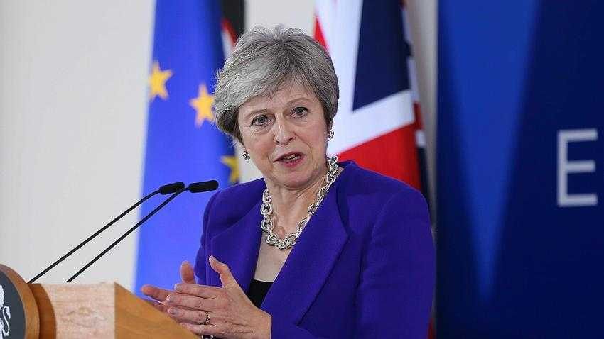  Theresa May Brexit oylamasını erteledi