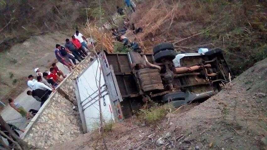 Göçmenleri taşıyan kamyon devrildi: 25 ölü